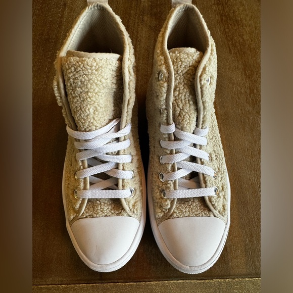 Brand new cozy high top Converse - Picture 2 of 3